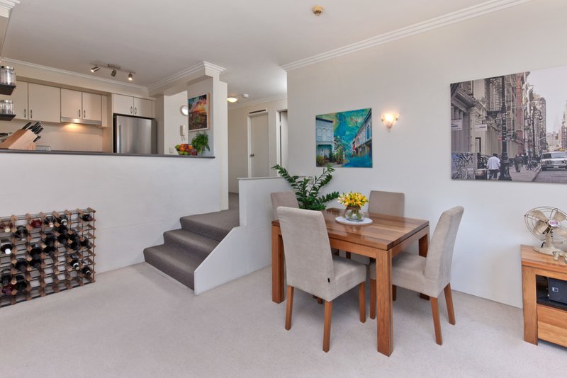 Photo - 202/2 Macpherson Street (Cnr Parraween St) Street, Cremorne NSW 2090 - Image 3