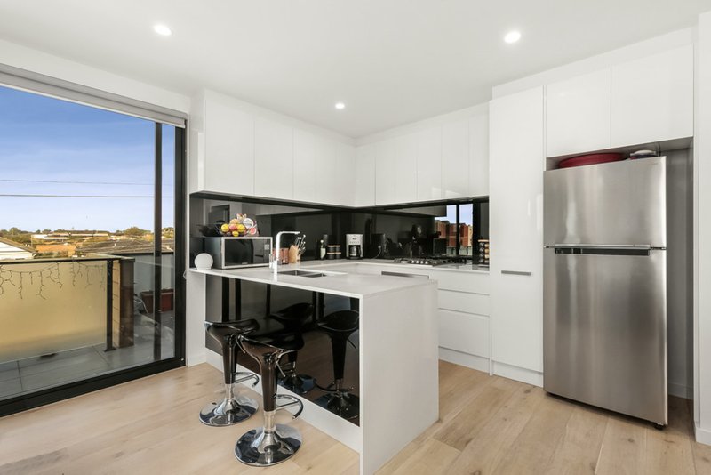 Photo - 202/29-33 Loranne Street, Bentleigh VIC 3204 - Image 3