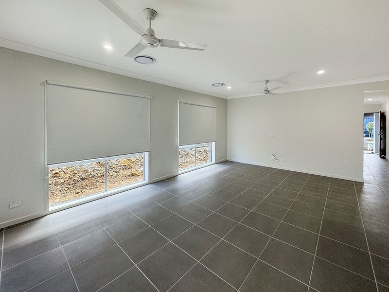 Photo - 203 Belvedere Drive, Spring Mountain QLD 4300 - Image 5