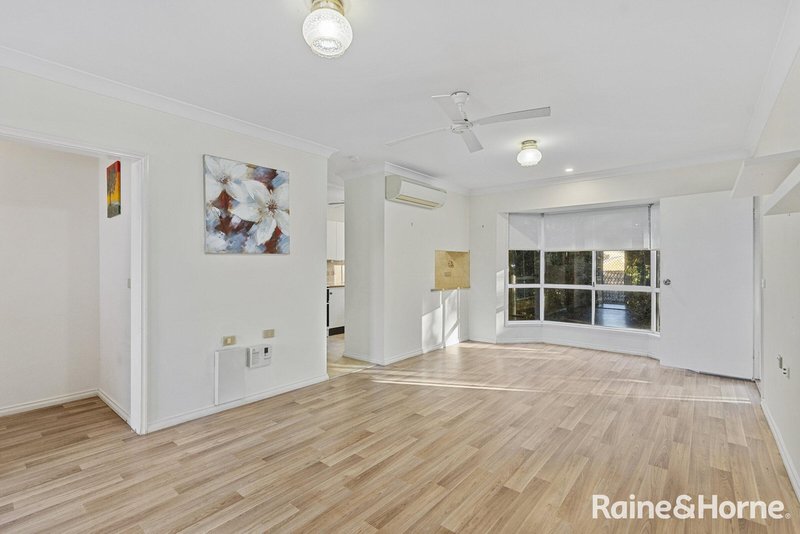 Photo - 203/15 Lorraine Avenue, Berkeley Vale NSW 2261 - Image 3