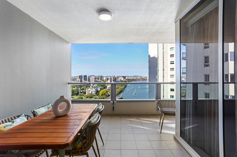 Photo - 203/30 Macrossan Street, Brisbane QLD 4000 - Image 2