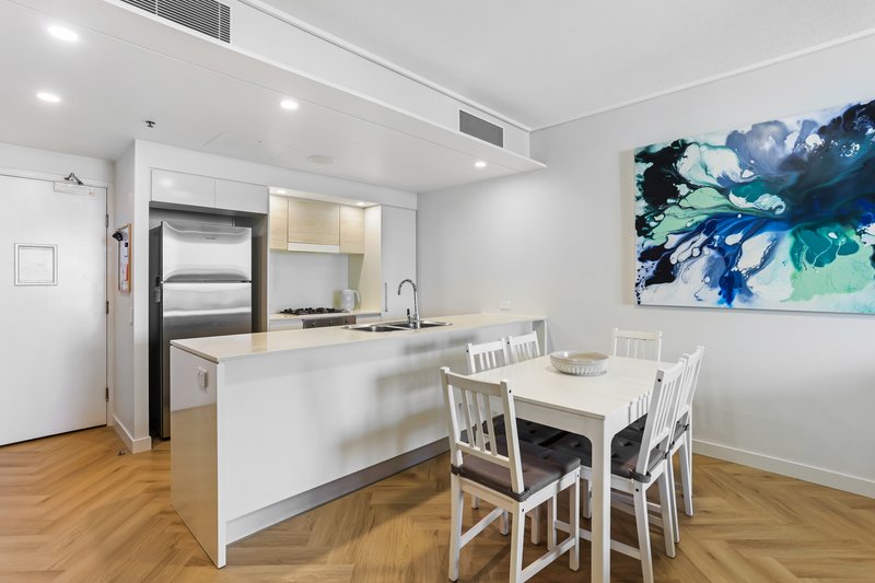Photo - 203/30 Macrossan Street, Brisbane QLD 4000 - Image 4