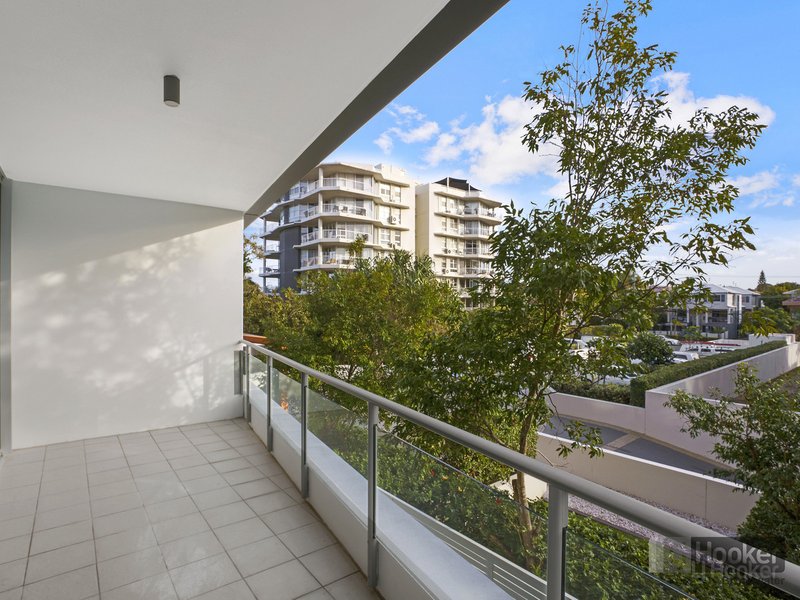 Photo - 203/430 Marine Parade, Biggera Waters QLD 4216 - Image 7