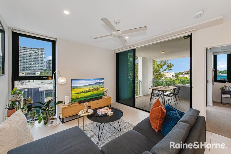 Photo - 2036/123 Cavendish Road, Coorparoo QLD 4151 - Image 2