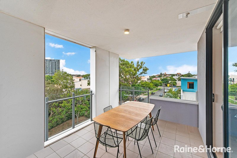 Photo - 2036/123 Cavendish Road, Coorparoo QLD 4151 - Image 4