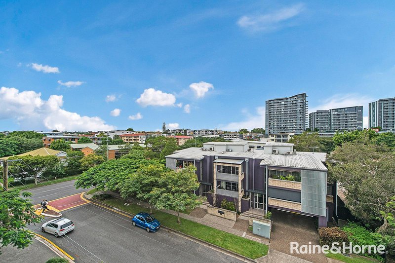 Photo - 2036/123 Cavendish Road, Coorparoo QLD 4151 - Image 13