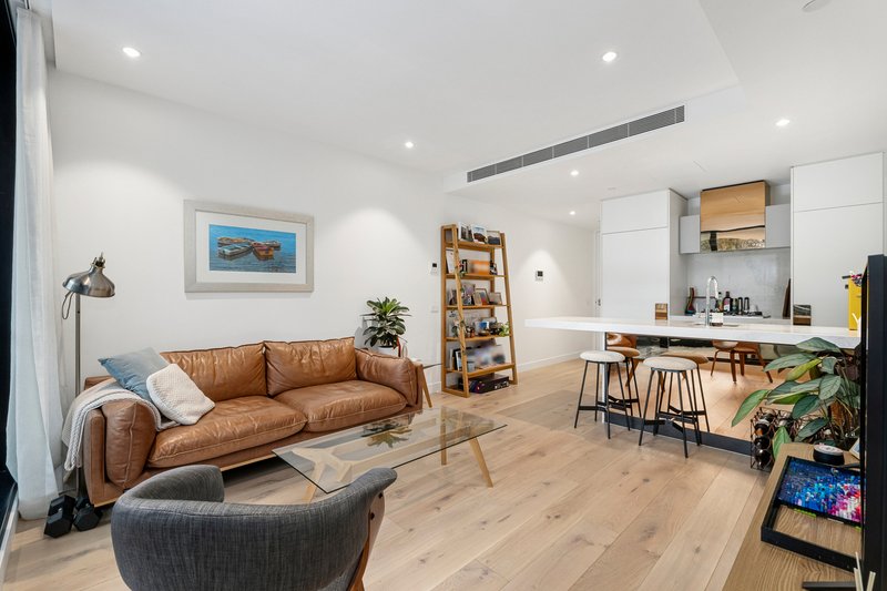 Photo - 203/8 Bowen Crescent, Melbourne VIC 3004 - Image 2