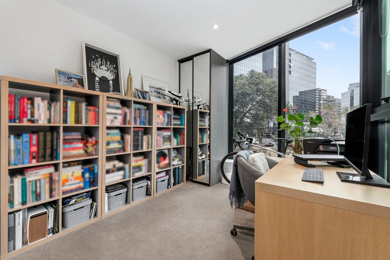 Photo - 203/8 Bowen Crescent, Melbourne VIC 3004 - Image 5