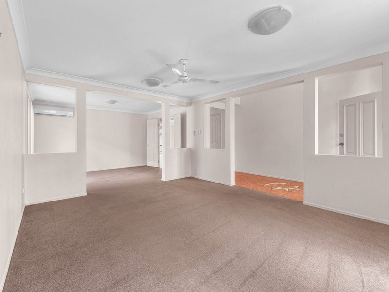 Photo - 204 Saturn Crescent, Bridgeman Downs QLD 4035 - Image 6