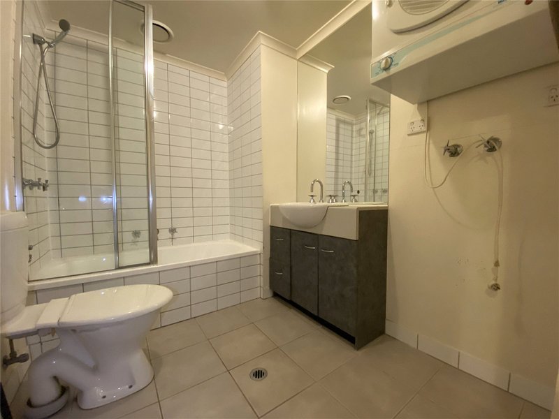 Photo - 204/118 Dudley Street, West Melbourne VIC 3003 - Image 5