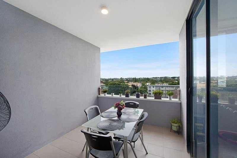 Photo - 2044/123 Cavendish Road, Coorparoo QLD 4151 - Image 3