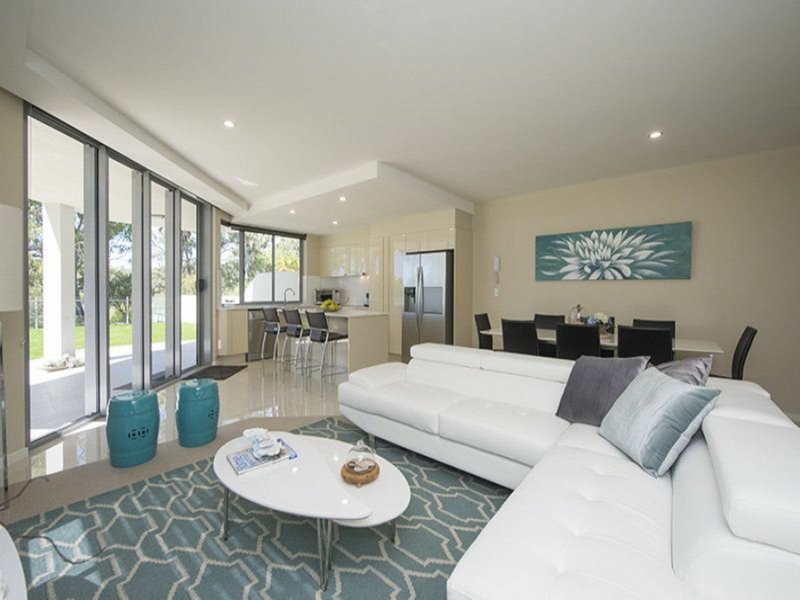 Photo - 205/10 Wyndham Avenue, Boyne Island QLD 4680 - Image 3