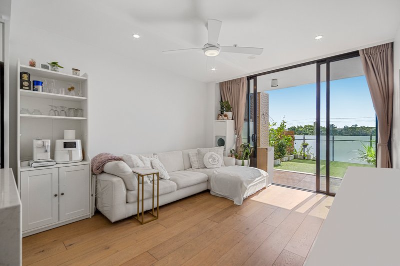 Photo - 205/17 Deshon Street, Woolloongabba QLD 4102 - Image 2