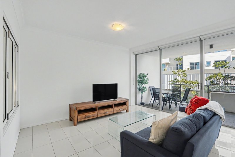Photo - 205/2 East Quay Drive, Biggera Waters QLD 4216 - Image 2