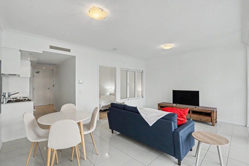 Photo - 205/2 East Quay Drive, Biggera Waters QLD 4216 - Image 4