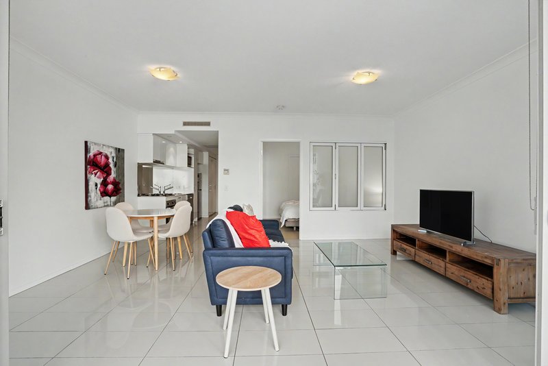 Photo - 205/2 East Quay Drive, Biggera Waters QLD 4216 - Image 5