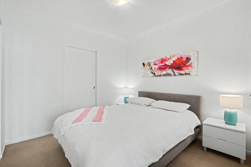 Photo - 205/2 East Quay Drive, Biggera Waters QLD 4216 - Image 8