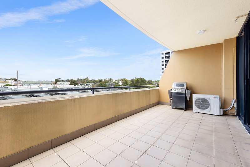 Photo - 205/25-29 Hunter Street, Hornsby NSW 2077 - Image 3