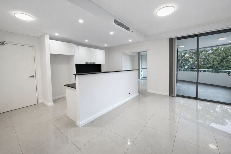 Photo - 205/39 Kent Road, Mascot NSW 2020 - Image 5