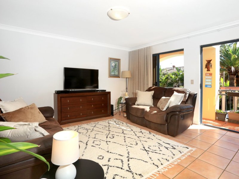 Photo - 206 Cheltenham Drive, Robina QLD 4226 - Image 4