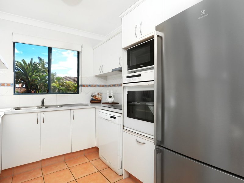 Photo - 206 Cheltenham Drive, Robina QLD 4226 - Image 6