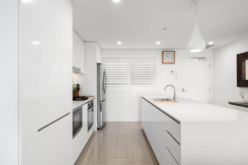 Photo - 206/388 Marine Parade, Labrador QLD 4215 - Image 4