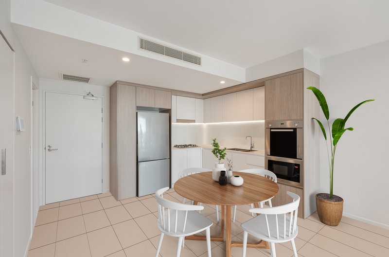 Photo - 2064/123 Cavendish Road, Coorparoo QLD 4151 - Image 2