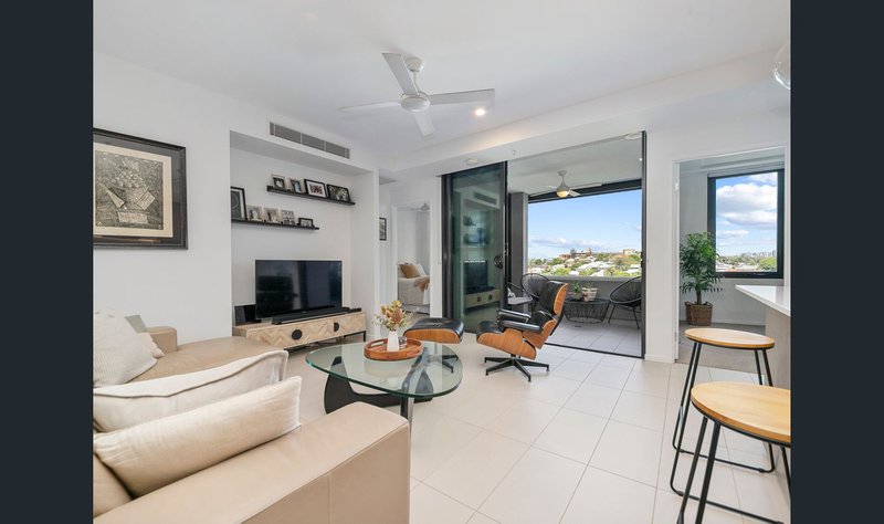 Photo - 2067/123 Cavendish Road, Coorparoo QLD 4151 - Image 2