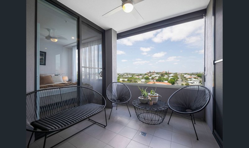 Photo - 2067/123 Cavendish Road, Coorparoo QLD 4151 - Image 7