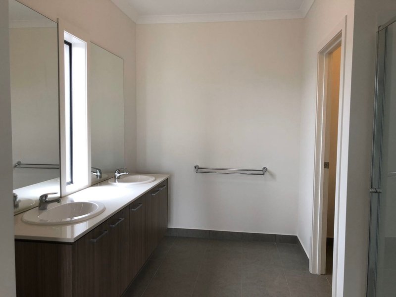 Photo - 207 Haze Drive, Point Cook VIC 3030 - Image 5