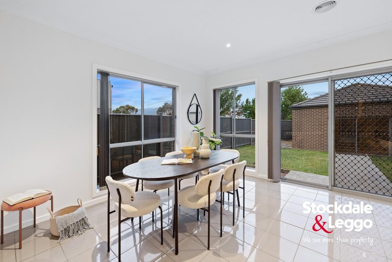 Photo - 208 Cairnlea Drive, Cairnlea VIC 3023 - Image 9