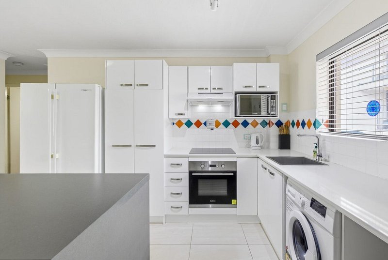 Photo - 208/132 Marine Parade, Southport QLD 4215 - Image 2
