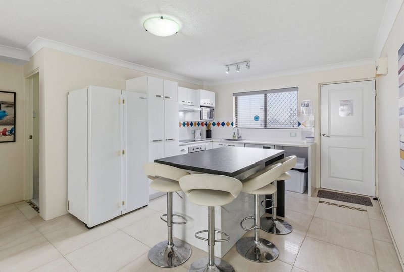 Photo - 208/132 Marine Parade, Southport QLD 4215 - Image 3