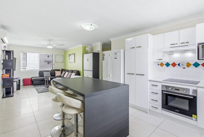 Photo - 208/132 Marine Parade, Southport QLD 4215 - Image 4