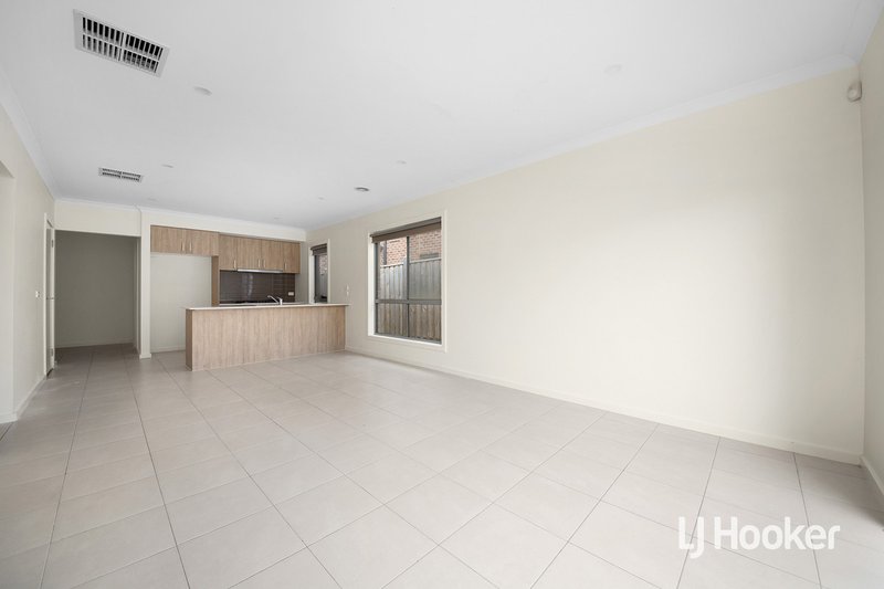 Photo - 209 Haze Drive, Point Cook VIC 3030 - Image 11