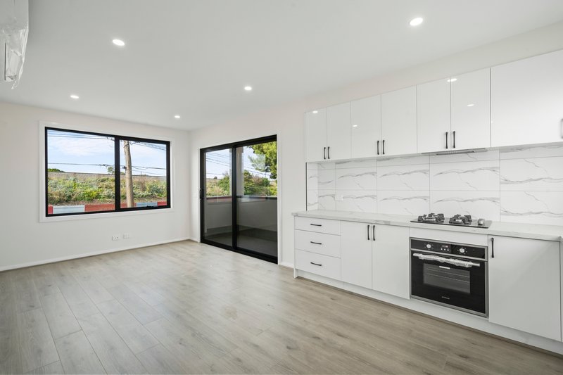 Photo - 2/1-3 Sunset Boulevard, Jacana VIC 3047 - Image 4