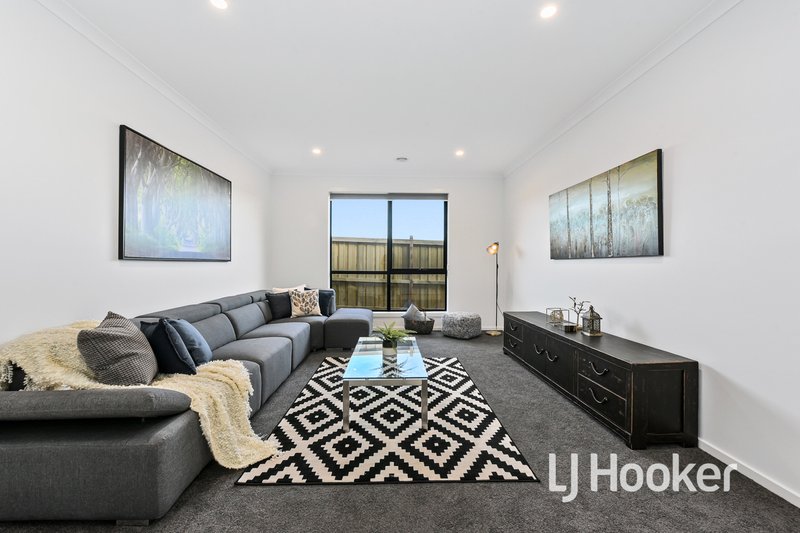 Photo - 21 Abayo Crescent, Cranbourne South VIC 3977 - Image 4