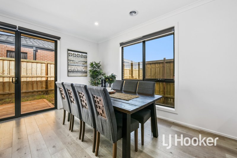 Photo - 21 Abayo Crescent, Cranbourne South VIC 3977 - Image 6