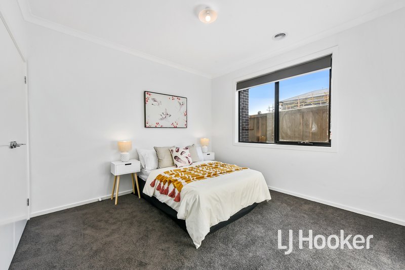 Photo - 21 Abayo Crescent, Cranbourne South VIC 3977 - Image 16