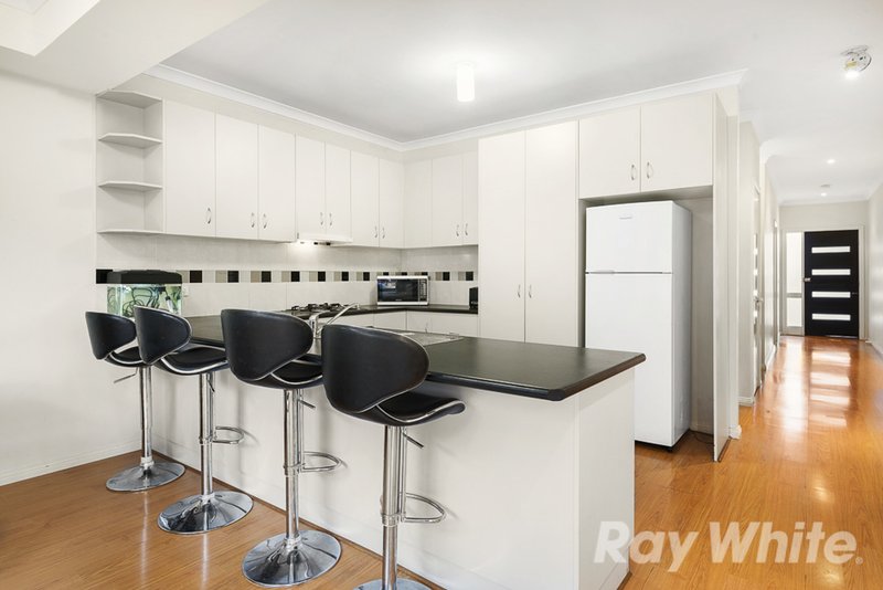 Photo - 2/1 Abbot Court, Glen Waverley VIC 3150 - Image 2