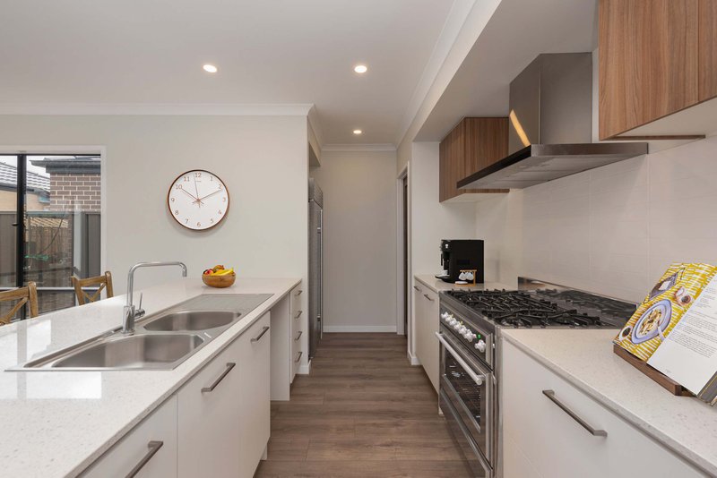 Photo - 21 Agate Way, Mickleham VIC 3064 - Image 3