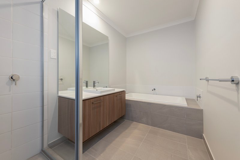 Photo - 21 Agate Way, Mickleham VIC 3064 - Image 7