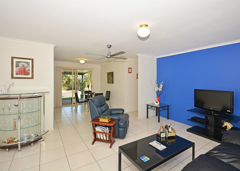 Photo - 2/1 Alana Court, Torquay QLD 4655 - Image 2