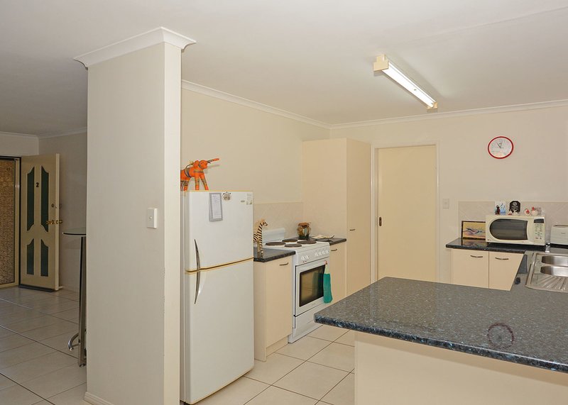 Photo - 2/1 Alana Court, Torquay QLD 4655 - Image 3