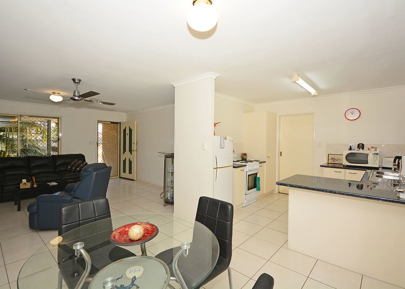 Photo - 2/1 Alana Court, Torquay QLD 4655 - Image 4