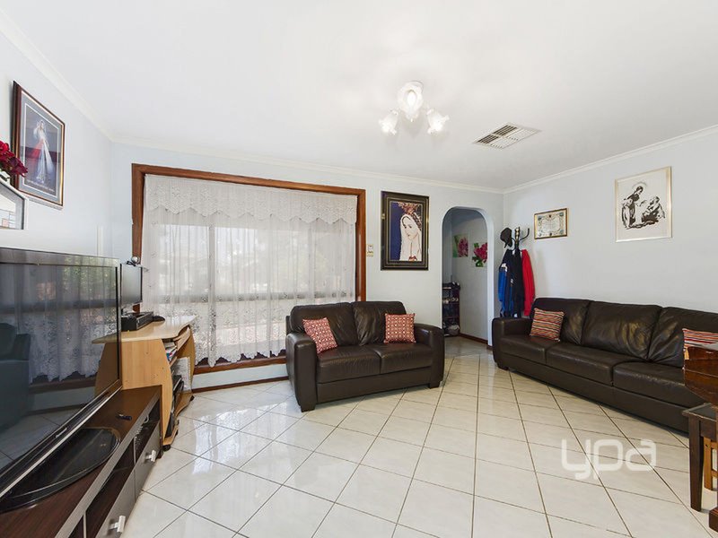 Photo - 2/1 Amarina Close, Meadow Heights VIC 3048 - Image 2