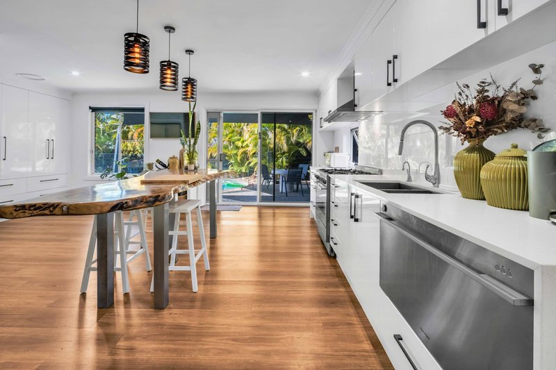 Photo - 21 Armidale Crescent, Helensvale QLD 4212 - Image 6