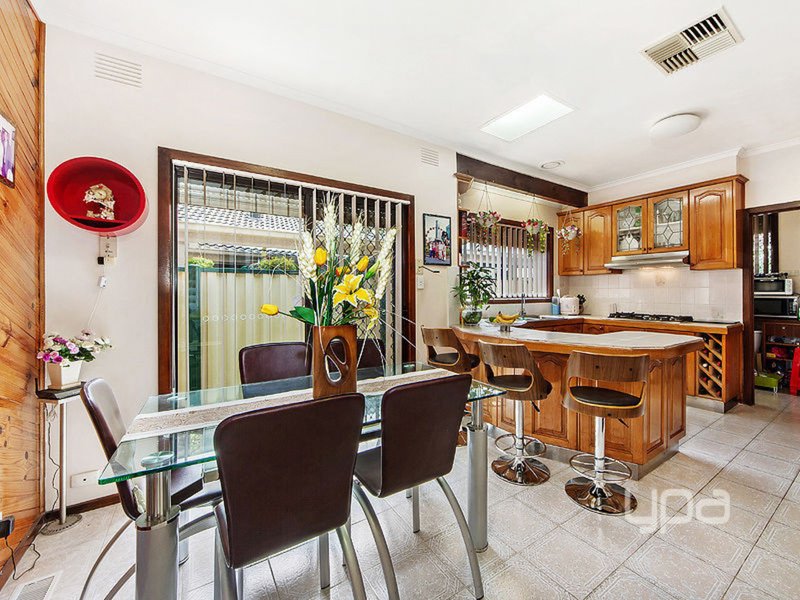 Photo - 21 Baguley Crescent, Kings Park VIC 3021 - Image 4