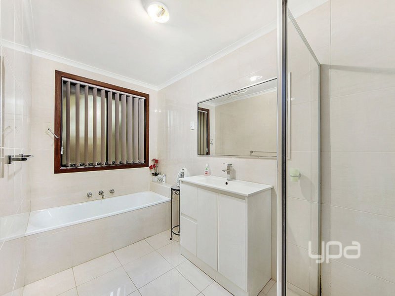 Photo - 21 Baguley Crescent, Kings Park VIC 3021 - Image 7