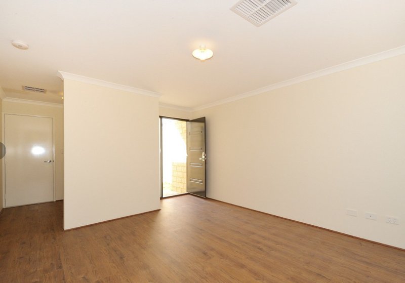 Photo - 21 Benalla Way, Lakelands WA 6180 - Image 3